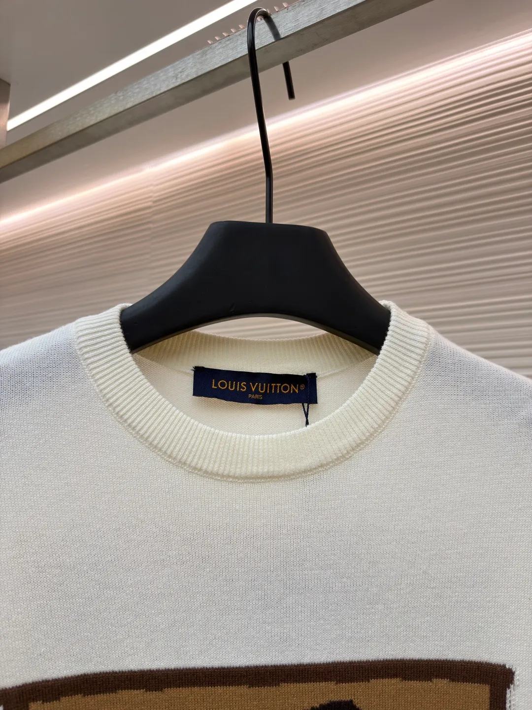 LOUIS VUITTON box flower knitted short sleeves ●Original version: 10,000 purchased and developed ●Item number: 1682409-A55 ●Fabric: densely spun cotton knitted fabric ●Technology: intarsia jacquard production ●Color: white ●Version: fitted version ●Weight: about 330g ●Size: S-M-L-XL ●Description: Custom-woven cloud soft densely spun cotton knitted fabric, delicate, soft and comfortable to the skin The classic black tone exudes an innate sense of luxury and is devouring by temperature. The front uses intarsia to restore the texture of the iconic hard box. The classic tones of antique brown and caramel gold freeze time. The back ends with Monogram flowers, allowing the totem of holding roses to bloom on the fabric. True luxury is never noisy, but there are surprises everywhere. Walking retro pictorial, intarsia jacquard weaving. By interweaving yarns of different colors, intarsia of the iconic hard box and Monogram flowers are formed on the fabric. The fine weaving not only ensures the clarity of the pattern, but also greatly enhances the durability of the fabric. The garment washing water plus soft and deodorizing process uses professional washing equipment and specific detergents to deeply clean and deodorize the clothes, improving the feel and appearance of the clothes. The overall wiring is straight and delicate, the fabric is comfortable and soft, and the color is consistent without color difference. It can be matched with the same style to create a fashionable look and control various occasions. Customized accessories, complete with three standards, same style for men and women!